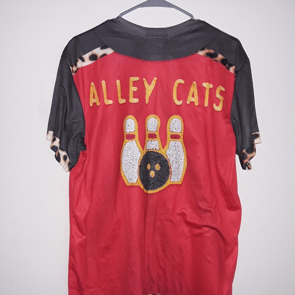 FAUXREAL ALLEY CATS BOWLING TEE SHIRT. SIZE L